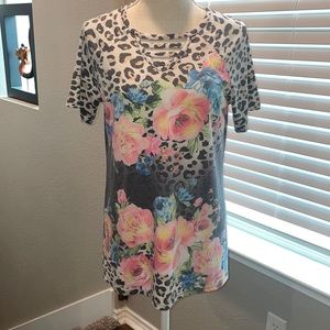 Southern Stitch Size Small Floral Leopard Short Sleeve Tee